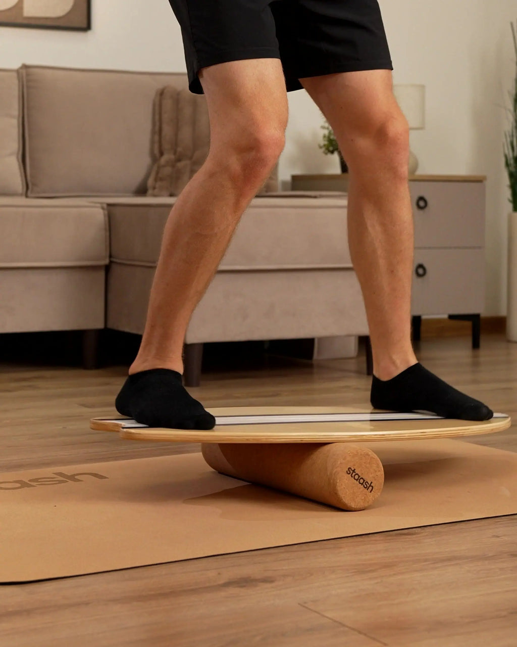 Balance board STAASH sur son rouleau en liège, à la maison