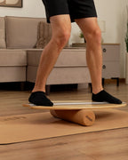 Balance board STAASH sur son rouleau en liège, à la maison